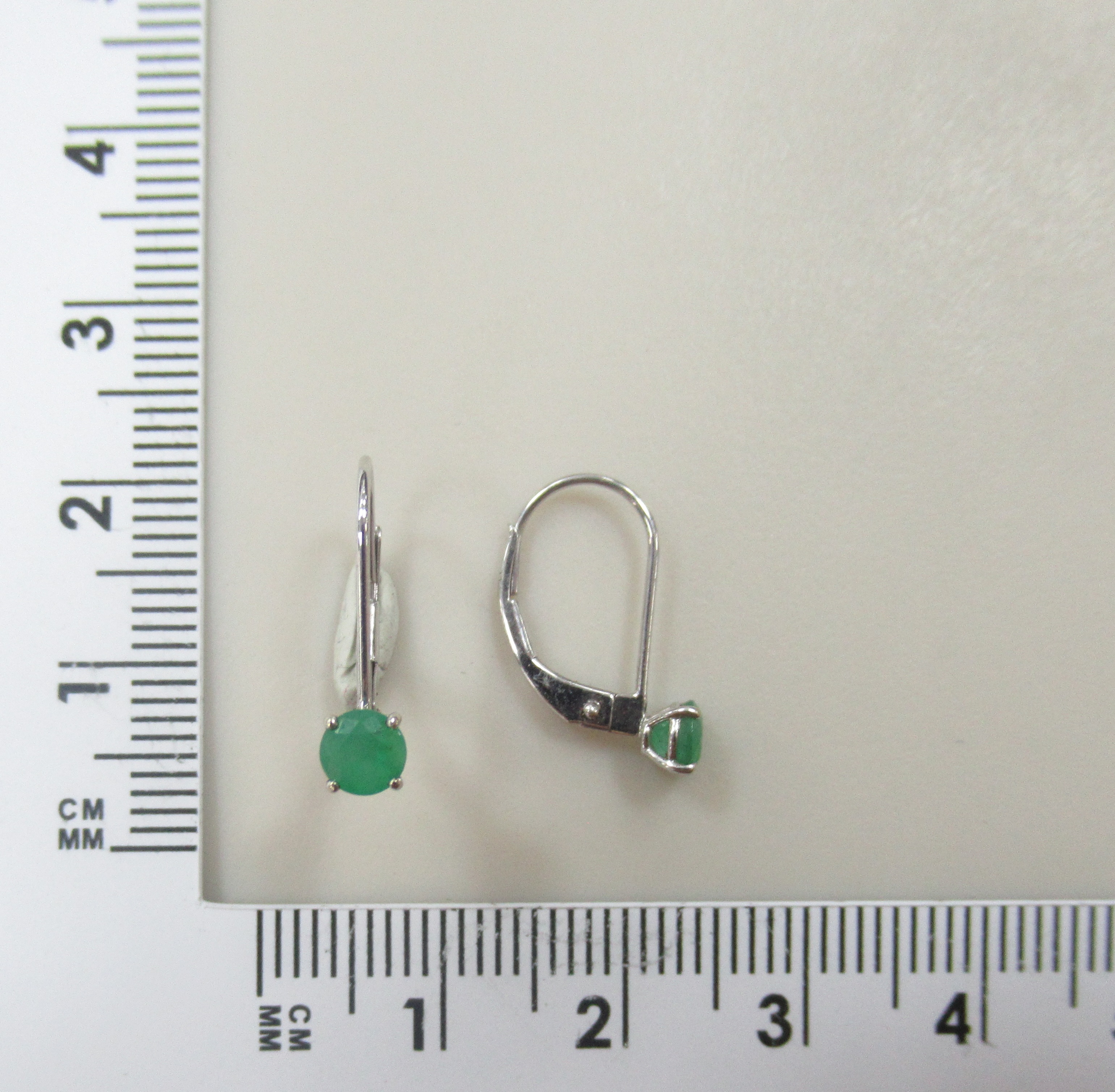 Серьги из белого золота с изумрудами